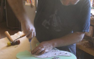 This guitar has no pickups! (…..or Rosie does a No.2)