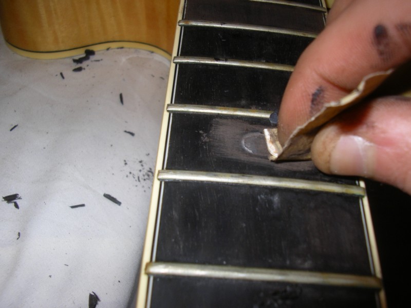 Martin Taylor’s guitar – ‘The Chet’ Part 7/10 – Removing the fretboard inlays